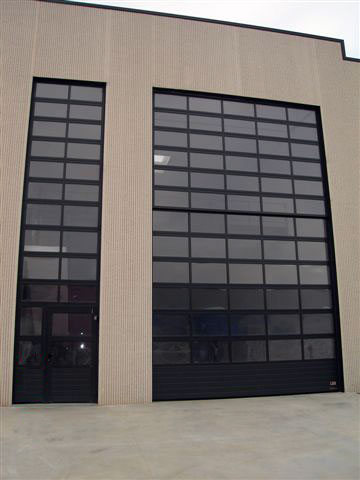 Puerta seccional industrial + Puerta lateral