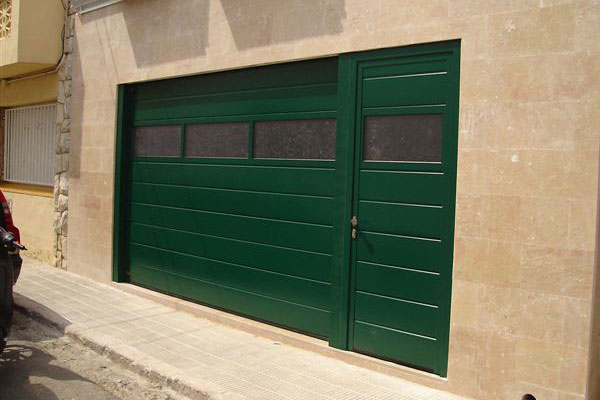 Puerta seccional residencial + Peatonal lateral