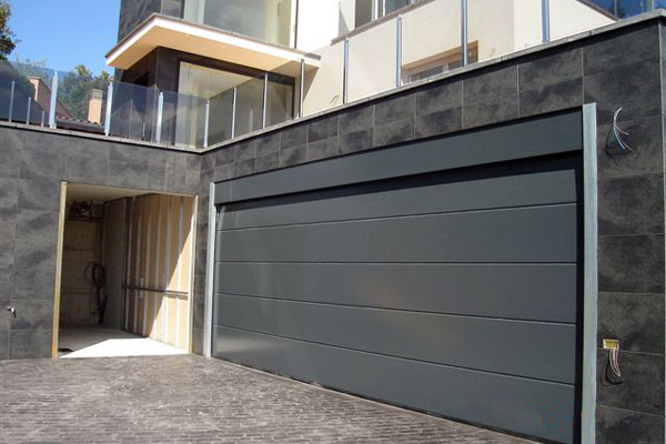 Puerta seccional residencial