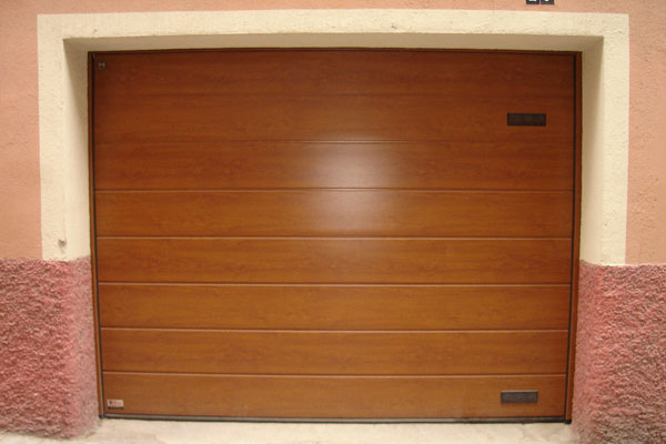 Puerta seccional residencial