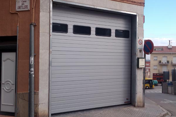 Puerta seccional industrial