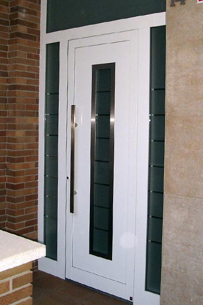Puerta peatonal de entrada