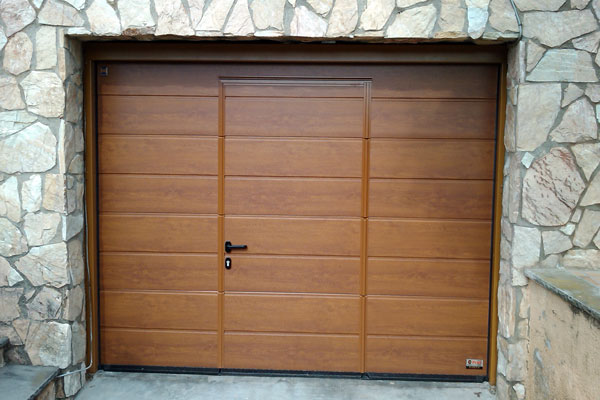 Puerta seccional de garaje