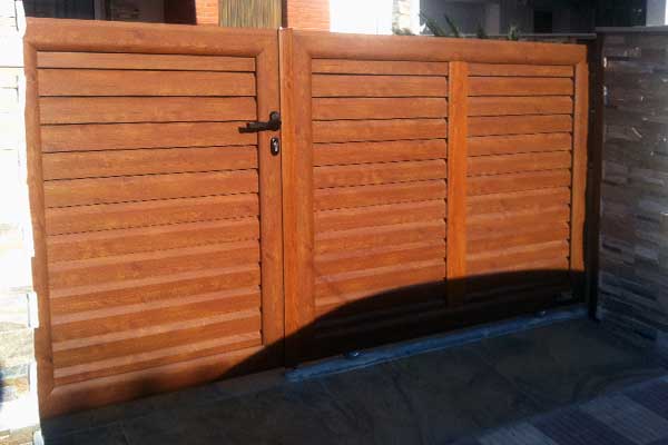 Puerta corredera + peatonal