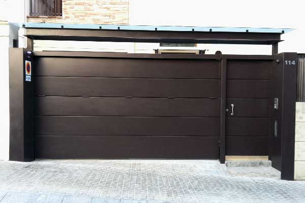 Conjunto puerta basculante + peatonal + marquesina